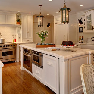 Immagine di una cucina ad U con ante con riquadro incassato, elettrodomestici da incasso, paraspruzzi con piastrelle diamantate, lavello stile country, ante bianche, top in marmo e paraspruzzi bianco