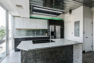 На фото: кухня в стиле модернизм с столешницей из переработанного стекла с