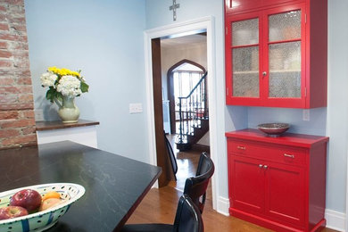 Ejemplo de cocina clásica renovada con puertas de armario rojas