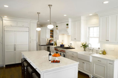 ニューヨークにあるトラディショナルスタイルのおしゃれなキッチン (エプロンフロントシンク、白いキャビネット、大理石カウンター、白いキッチンパネル、濃色無垢フローリング) の写真