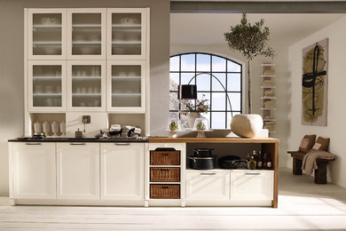 Imagen de cocina clásica extra grande con armarios estilo shaker, puertas de armario blancas, electrodomésticos de acero inoxidable, suelo de madera pintada y una isla