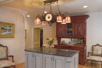 Example of a classic kitchen design in Atlanta