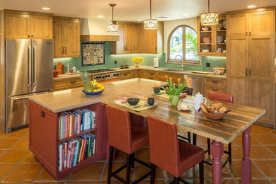 ロサンゼルスにある高級なサンタフェスタイルのおしゃれなキッチン (セラミックタイルのキッチンパネル、シルバーの調理設備、セラミックタイルの床) の写真