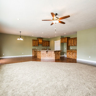 Ispirazione per una grande cucina american style con ante con bugna sagomata, ante in legno scuro, top in granito, paraspruzzi verde, pavimento in legno massello medio e isola