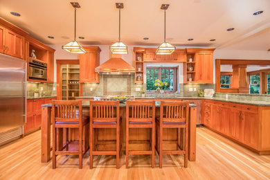 シアトルにあるお手頃価格の中くらいなラスティックスタイルのおしゃれなキッチン (フラットパネル扉のキャビネット、淡色木目調キャビネット、御影石カウンター) の写真