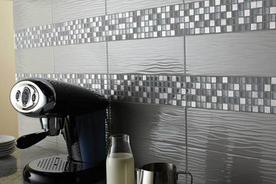 На фото: кухня среднего размера в современном стиле с гранитной столешницей, серым фартуком и фартуком из керамической плитки с