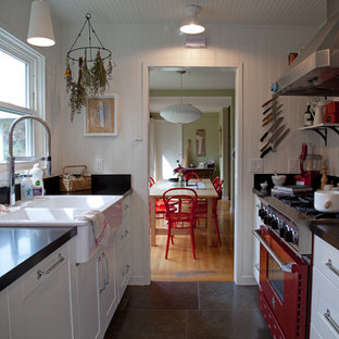Foto di una cucina parallela country chiusa con lavello da incasso, elettrodomestici colorati, ante bianche, ante con riquadro incassato e nessuna isola