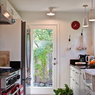 Foto de cocina de galera, de estilo de casa de campo, cerrada, con fregadero sobremueble, electrodomésticos de colores y puertas de armario blancas