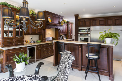 Example of a classic kitchen design in Toronto