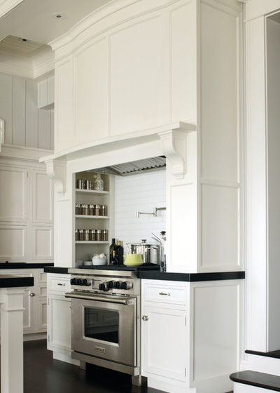 Traditional Kitchen by Signature Kitchens