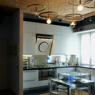 Mittelgroße Moderne Wohnküche ohne Insel in L-Form mit weißen Schränken, Küchenrückwand in Metallic, Rückwand aus Spiegelfliesen, weißen Elektrogeräten und Linoleum in Sonstige