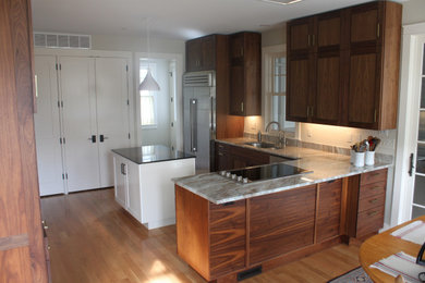 Diseño de cocina contemporánea con armarios con paneles empotrados y puertas de armario de madera en tonos medios