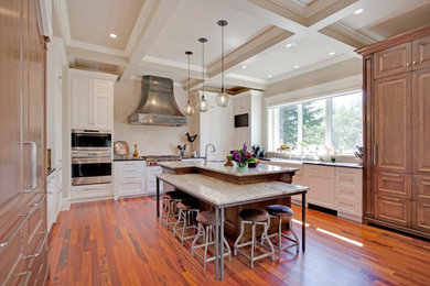 Idéer för att renovera ett mellanstort vintage kök, med en undermonterad diskho, luckor med infälld panel, vita skåp, granitbänkskiva, beige stänkskydd, stänkskydd i keramik, rostfria vitvaror, mellanmörkt trägolv, en köksö och brunt golv