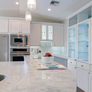 Ispirazione per una cucina minimal di medie dimensioni con lavello sottopiano, ante bianche, top in quarzite, paraspruzzi bianco, paraspruzzi in lastra di pietra, elettrodomestici in acciaio inossidabile, ante in stile shaker, pavimento in marmo e pavimento bianco