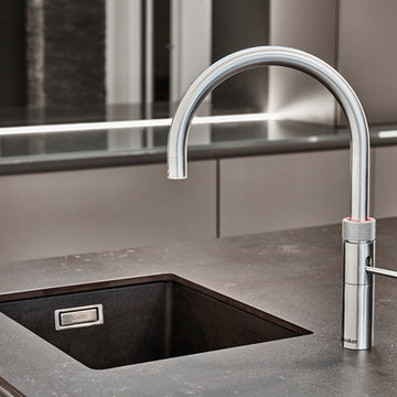 Anthracite & Concrete handle-less kitchen