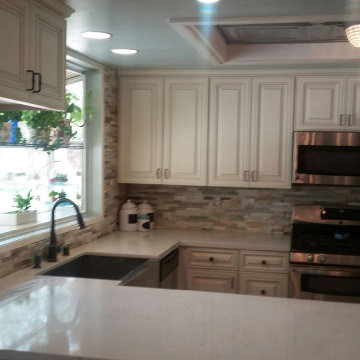 Antique white glaze kitchen cabinets with Carrara white quartz countertop