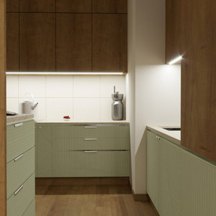 Offene, Mittelgroße Nordische Küche in L-Form mit Waschbecken, grünen Schränken, Arbeitsplatte aus Terrazzo, Küchenrückwand in Beige, Rückwand aus Porzellanfliesen, Küchengeräten aus Edelstahl, braunem Holzboden, Kücheninsel, braunem Boden und beiger Arbeitsplatte in Sonstige