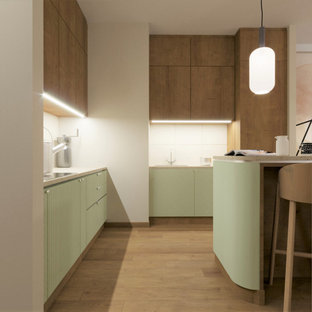 Offene, Mittelgroße Nordische Küche in L-Form mit Waschbecken, grünen Schränken, Arbeitsplatte aus Terrazzo, Küchenrückwand in Beige, Rückwand aus Porzellanfliesen, Küchengeräten aus Edelstahl, braunem Holzboden, Kücheninsel, braunem Boden und beiger Arbeitsplatte in Sonstige