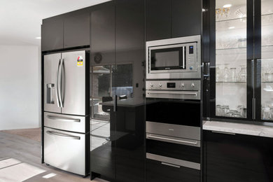 Example of a trendy kitchen design in Hamilton