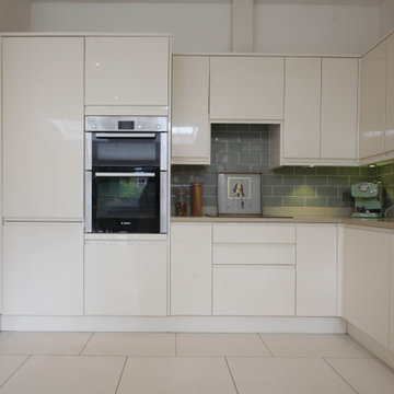 Approved Used Kitchen, Howdens Modern Gloss