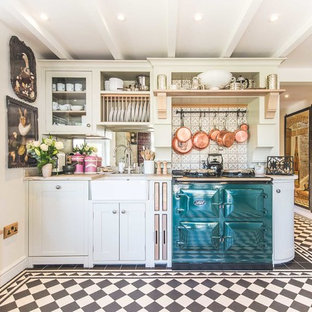 Foto di una cucina lineare country con lavello stile country, ante in stile shaker, ante bianche, paraspruzzi grigio, paraspruzzi con piastrelle in ceramica, elettrodomestici colorati, pavimento con piastrelle in ceramica e nessuna isola