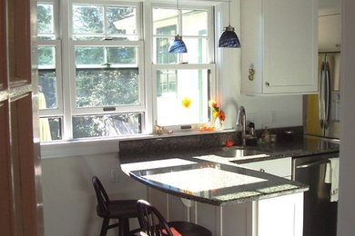 フィラデルフィアにあるトラディショナルスタイルのおしゃれなL型キッチン (アンダーカウンターシンク、落し込みパネル扉のキャビネット、白いキャビネット、クオーツストーンカウンター、シルバーの調理設備) の写真