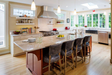 Modern inredning av ett stort kök, med en rustik diskho, skåp i shakerstil, vita skåp, marmorbänkskiva, vitt stänkskydd, stänkskydd i tunnelbanekakel, rostfria vitvaror, ljust trägolv och en köksö