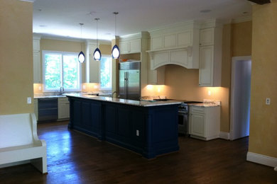 ワシントンD.C.にあるトラディショナルスタイルのおしゃれなキッチン (アンダーカウンターシンク、レイズドパネル扉のキャビネット、白いキャビネット、大理石カウンター、シルバーの調理設備) の写真