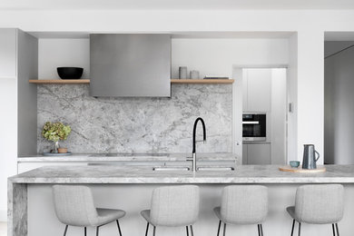 Zweizeilige Moderne Küche mit Unterbauwaschbecken, flächenbündigen Schrankfronten, grauen Schränken, Küchenrückwand in Grau, Rückwand aus Stein, Kücheninsel und grauer Arbeitsplatte in Melbourne