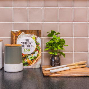Ejemplo de cocina contemporánea, pequeña, con encimera de laminado, salpicadero rosa y salpicadero de azulejos de cerámica