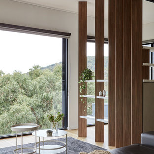 Ispirazione per un angolo bar senza lavandino design di medie dimensioni con lavello da incasso, mensole sospese, ante bianche, top in laminato, paraspruzzi grigio, paraspruzzi con piastrelle in ceramica, pavimento in legno massello medio, pavimento marrone e top marrone