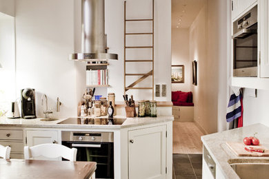 Einzeilige, Mittelgroße Klassische Wohnküche mit Doppelwaschbecken, profilierten Schrankfronten, weißen Schränken, Granit-Arbeitsplatte, Küchengeräten aus Edelstahl, Keramikboden und Kücheninsel in Stockholm