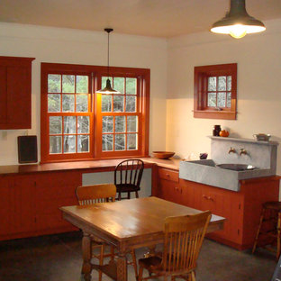 Immagine di una cucina classica con top in rame