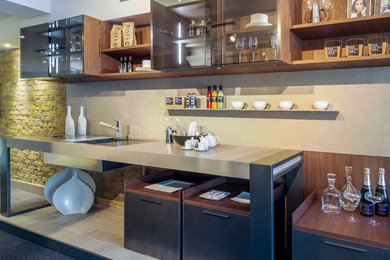 ロンドンにあるラグジュアリーな広いおしゃれなII型キッチン (ベージュキッチンパネル、セラミックタイルのキッチンパネル) の写真
