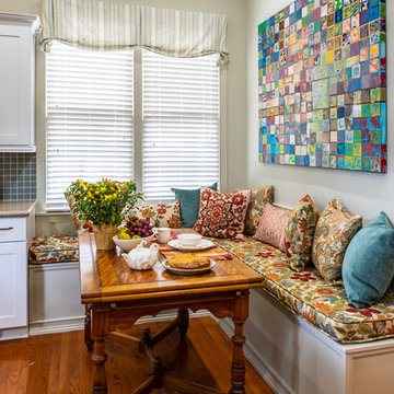 Artsy Smithville, Kitchen banquette