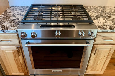 デンバーにあるお手頃価格のモダンスタイルのおしゃれなキッチン (シルバーの調理設備) の写真