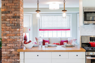 Foto de cocina minimalista pequeña con salpicadero rojo y salpicadero de ladrillos