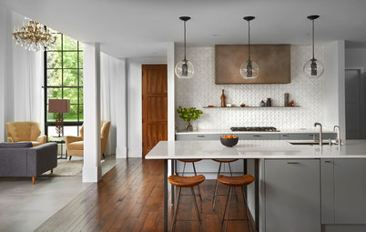 Houzz Tour: Blending In and Standing Out