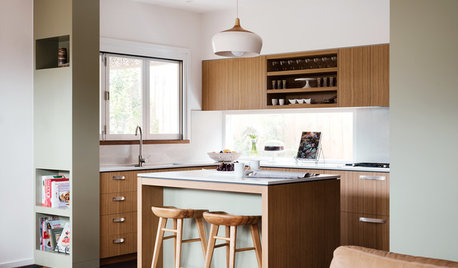In dieser Wohnküche wird es warm – durch helle Holztöne