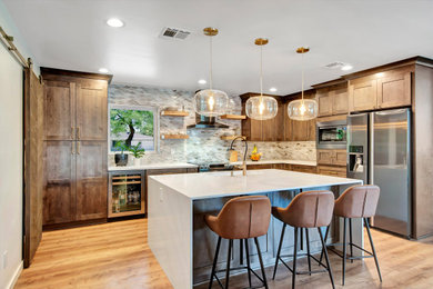 Example of a mid-sized transitional l-shaped medium tone wood floor and brown floor eat-in kitchen design in Phoenix with an undermount sink, shaker cabinets, medium tone wood cabinets, an island, multicolored backsplash, stainless steel appliances and white countertops