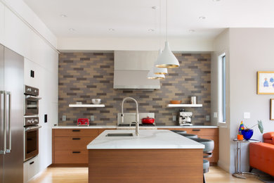 Exempel på ett modernt vit vitt kök, med en undermonterad diskho, släta luckor, skåp i mellenmörkt trä, flerfärgad stänkskydd, rostfria vitvaror, ljust trägolv, en köksö och beiget golv