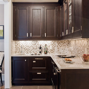 Foto di una cucina classica con top in marmo, ante in legno bruno, paraspruzzi grigio e paraspruzzi con piastrelle a mosaico