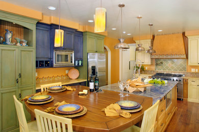 Пример оригинального дизайна: кухня в стиле фьюжн с деревянной столешницей