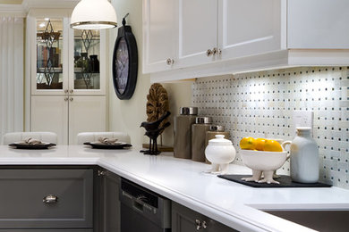 Modelo de cocina clásica renovada grande con armarios estilo shaker, puertas de armario blancas y salpicadero blanco