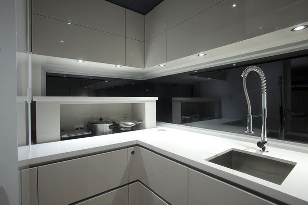 Contemporary Kök by Kim Duffin for Sublime Luxury Kitchens & Bathrooms