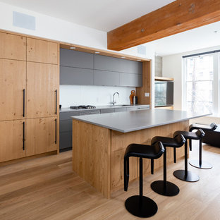 cuisine moderne avec des portes de placard marrons