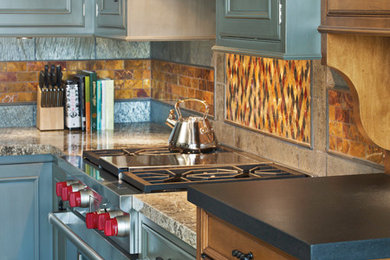 Foto på ett mellanstort eklektiskt kök, med en undermonterad diskho, luckor med profilerade fronter, blå skåp, bänkskiva i betong, flerfärgad stänkskydd, integrerade vitvaror, mörkt trägolv, en köksö och brunt golv