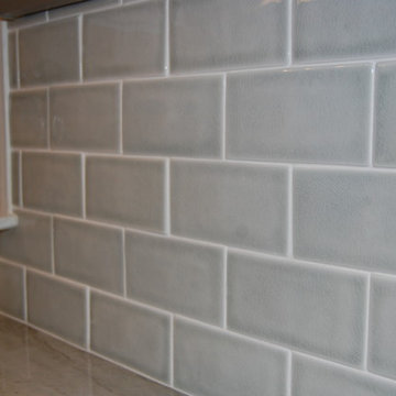 Backsplash in gray subway tile