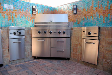 На фото: кухня в стиле кантри с фартуком из плитки мозаики