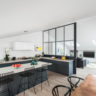 Foto di una cucina contemporanea con parquet chiaro, lavello sottopiano, ante lisce e ante grigie